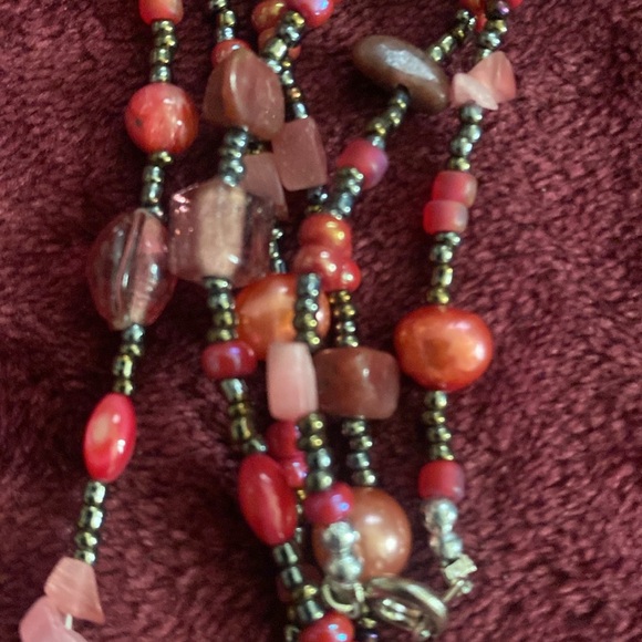 2 necklaces (long beaded, Pink suede w/pendant and 1 beaded bracelet) - Picture 8 of 13